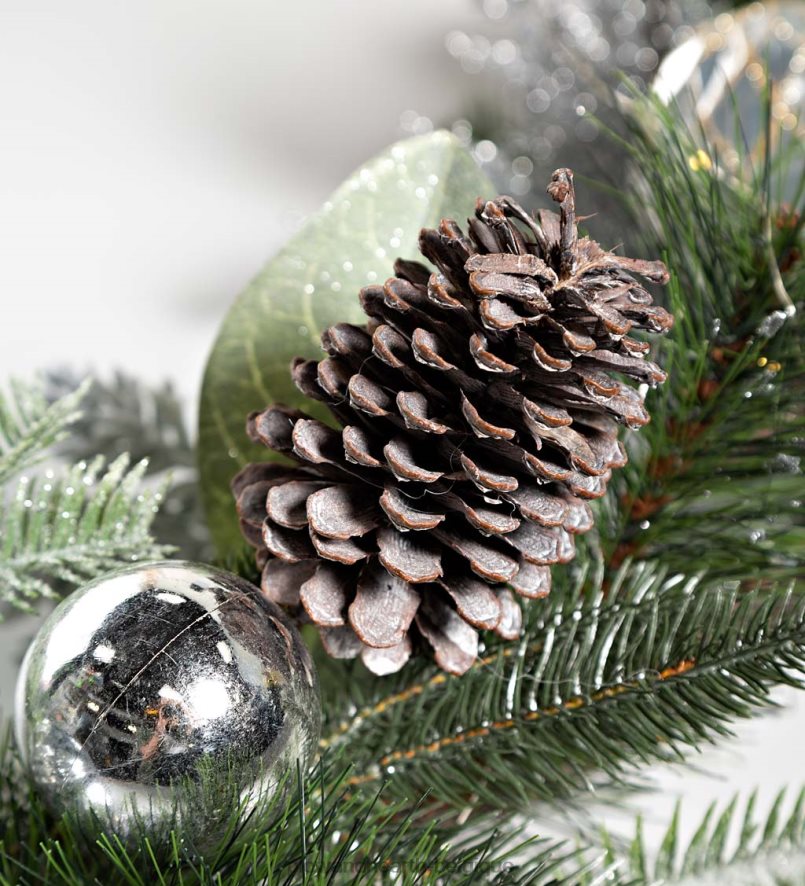 60H0821707 Plow & Hearth guirlande de vacances à feuilles persistantes argentée éclairée articles ménagers